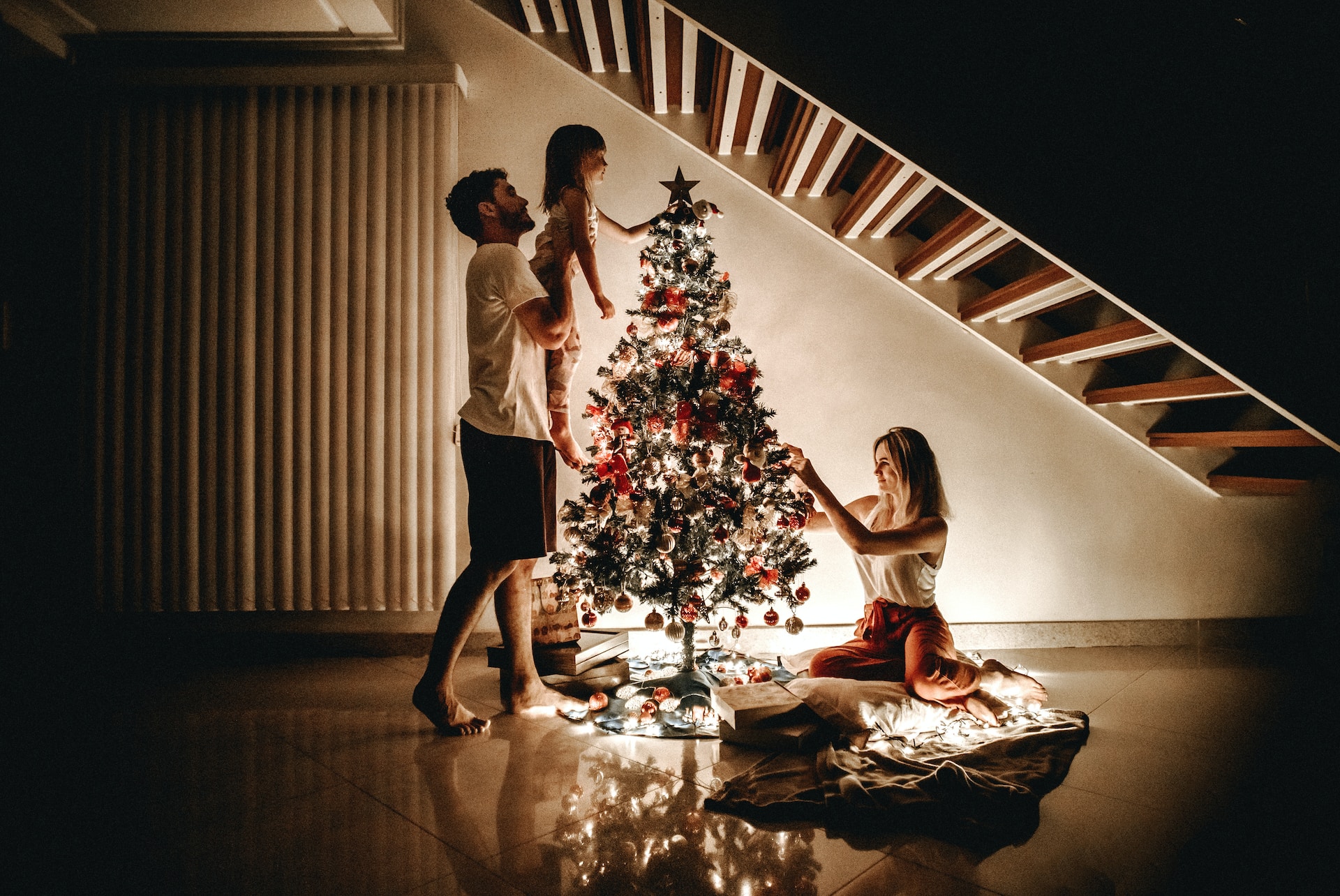 Tips to prepare your home for the arrival of Christmas with the help of Flowers Cleaning